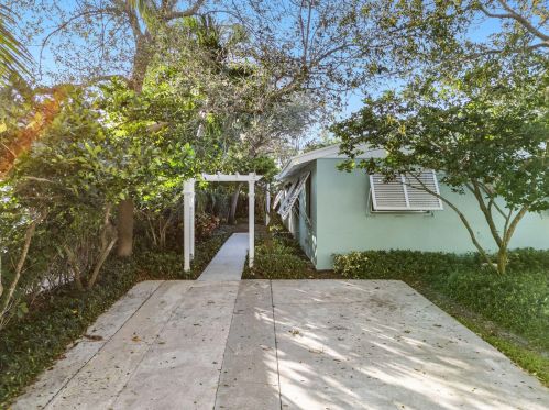 320 1st Ave, Delray Beach FL  33444-3804 exterior