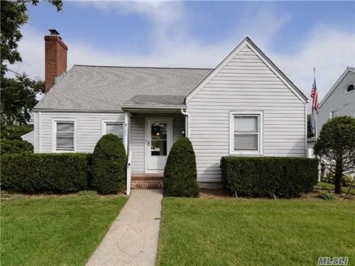 145 Liberty Ave, Westbury, NY 11590-2109