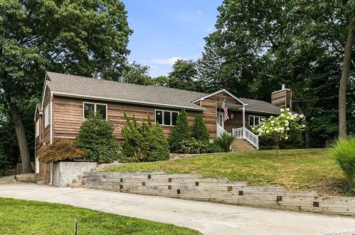 63 Forest Rd, San Remo, NY 11754-3323