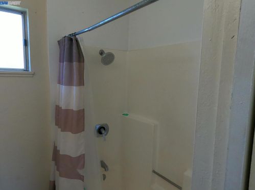 10907 Foothill Blvd, Oakland CA  94605-5203 exterior