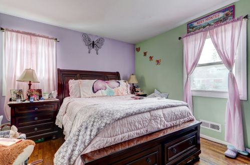 230 Urban Ave, Westbury NY  11590-3851 exterior