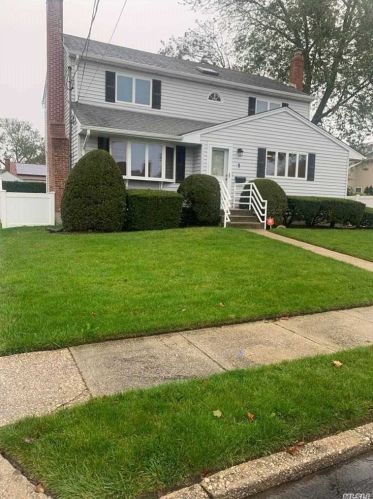 1 Earl Pl, Amityville, NY 11701-4111