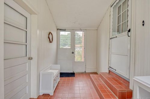 32 Maple View Dr, Waterbury CT  06716-1643 exterior