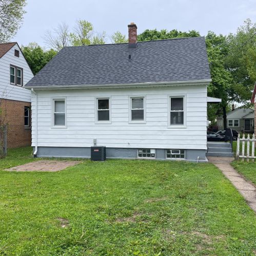 4885 21st St, Milwaukee, WI 53209-5747