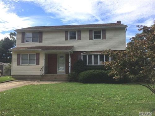 20 Saddle Ln, South Setauket, NY 11720-2512