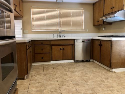 48 Mann St, Irvine CA  92612-2127 exterior