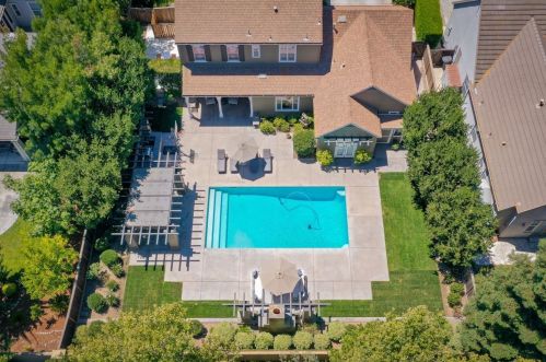 2011 Fairway Oaks Dr, Ripon, CA 95366-9360