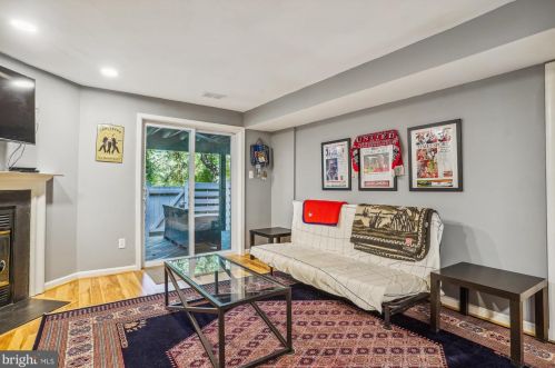 1502 Deer Point Way, Herndon VA  20194-1584 exterior