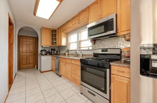 4400 Locust Point Dr, Bronx NY  10465-4038 exterior