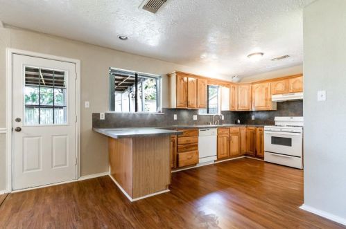10123 Park Ln, Morgans Point, TX 77571-2908
