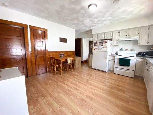 221 Market St, Warren, RI 02885-2623