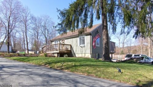 10 Roosevelt Rd, West Milford Lakes, NJ 07480-3363