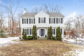 26 River Rd, Clinton, CT 06413-1027
