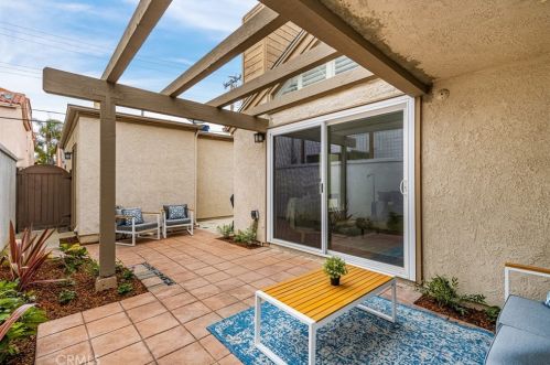 513 15th St, Huntington Beach CA  92648-4045 exterior