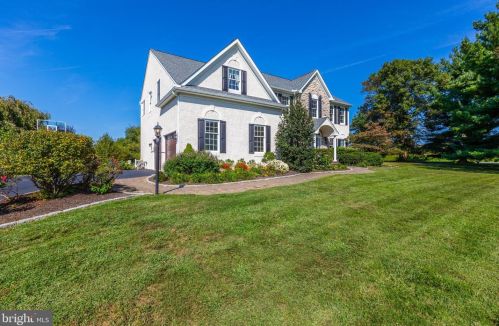 2 Honeysuckle Ln, Kennett Sq, PA 19348-1356