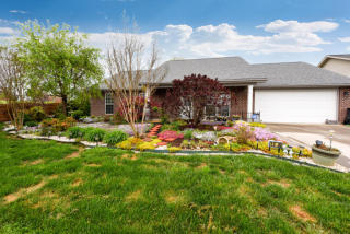1634 Autumn Brook Dr, Maryville, TN 37801-8398