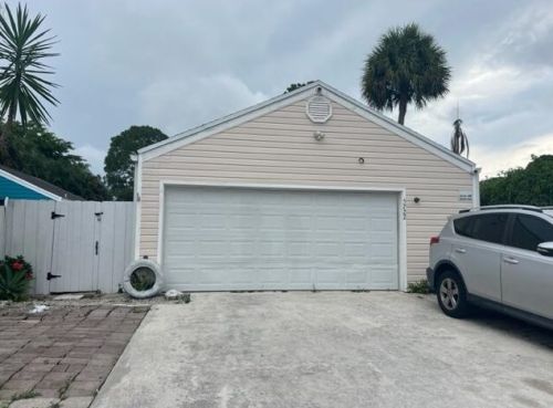 5722 Dewberry Way, West Palm Beach, FL 33415-4570
