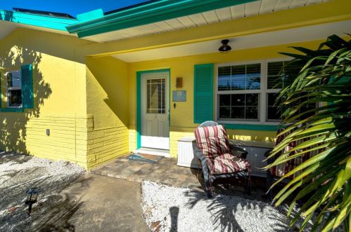 11 Oak Ave, Palm Harbor, FL 34684-1225