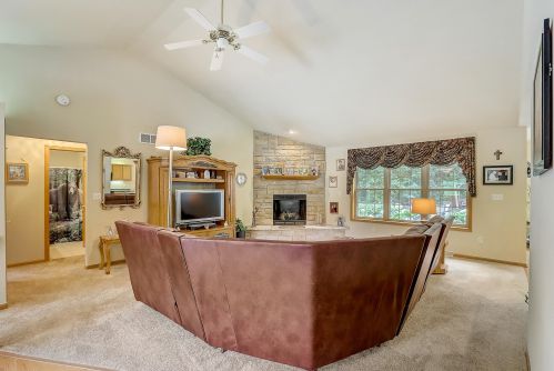 12960 Peachtree Dr, Waukesha, WI 53151-7623