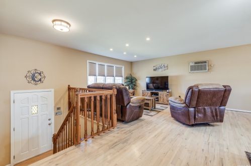 172 Bellmore Rd, Hempstead, NY 11554-3433