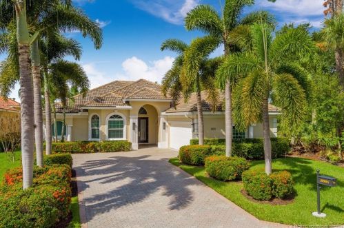 8801 One Putt Pl, Fort Pierce FL  34986-3068 exterior