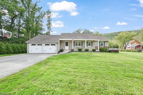 35 Compass Ave, West Milford, NJ 07480-4818