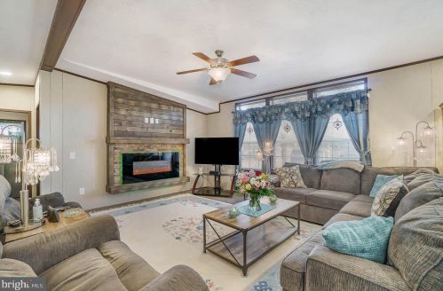 48 Peachy Ann Dr, North Newton, PA 17241-9314