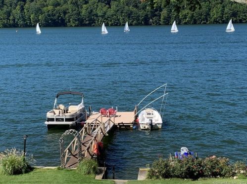 142 Lake Shore Dr, Brookfield Center, CT 06804-1448