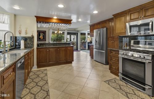 2231 Victoria Ave, Oxnard CA  93035-2930 exterior