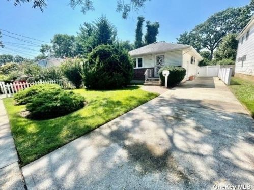 135 Manhattan Ave, Roosevelt, NY 11575-2421