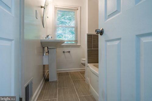 156 Riverview Dr, New Castle DE  19720-2732 exterior