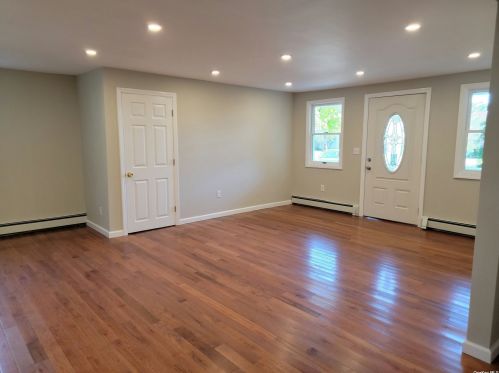 72 Cherry Ave, West Sayville, NY 11796-1704
