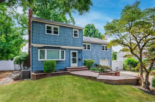 11 Gardenia Ln, Hicksville NY  11801-2008 exterior