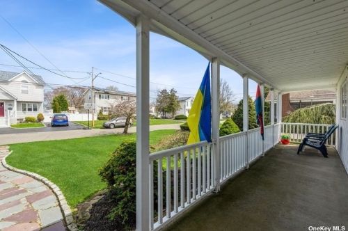 669 Adams Ave, North Lindenhurst, NY 11757-5802