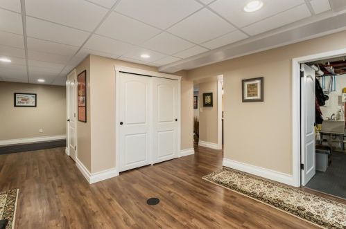 560 Woodlawn Dr, Valpo IN  46385-3347 exterior