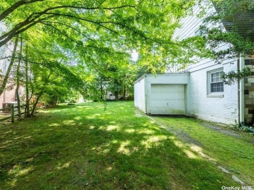 30 Elliot Rd, Great Neck, NY 11021-1520