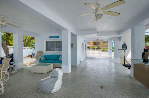 16 Corrine Pl, Key Largo FL 33037-4203 exterior