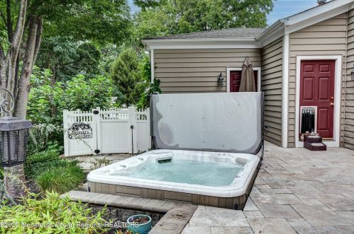 515 Seven Bridges Rd, Little Silver NJ  07739-1742 exterior