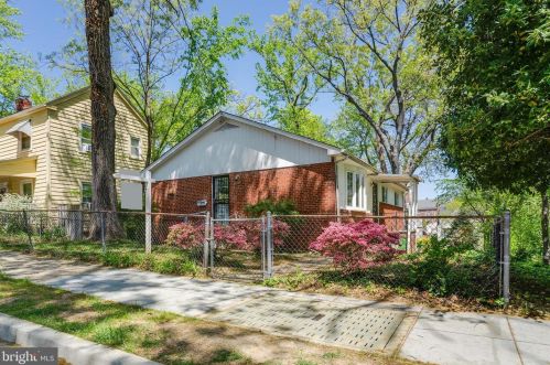 4112 Stanley St, Washington, DC 20019-5628