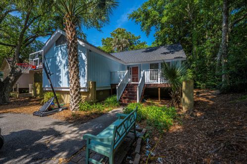 1 Lake Village Ln, Isle Of Palms, SC 29451-2713