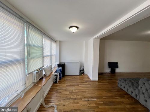 6810 Guyer Ave, Philadelphia PA 19142-2518 exterior