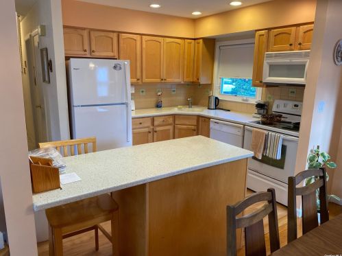 911 Maplecrest Dr, North Bellmore NY  11710-1044 exterior