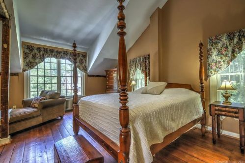 354 Moose Hill Rd, Upper Stepney CT  06468-2404 exterior