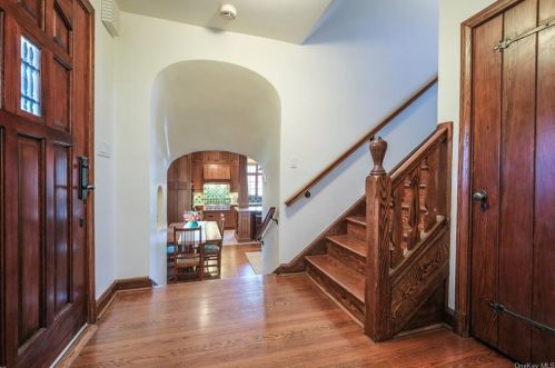 134 Aqueduct Dr, Scarsdale, NY 10583-2706