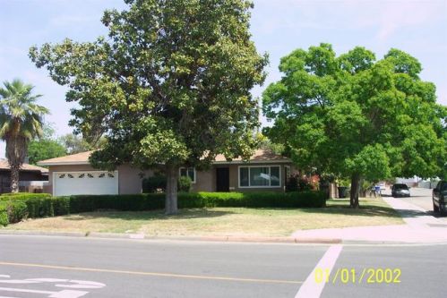 610 Fig Ave, Parlier, CA 93648-2002