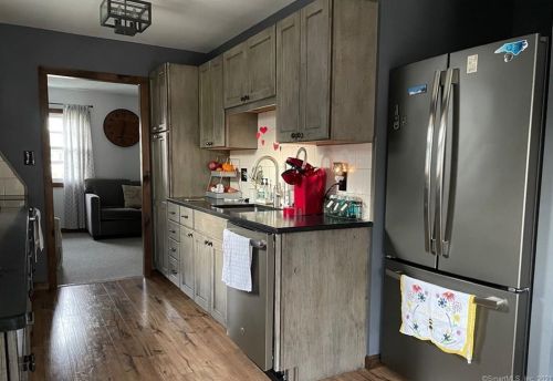 39 Laurel Rd, Windsor Locks CT 06096-2033 exterior