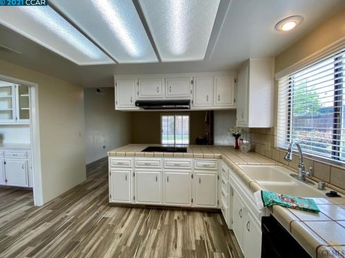 4701 La Mirada Dr, Bakersfield, CA 93309-8520