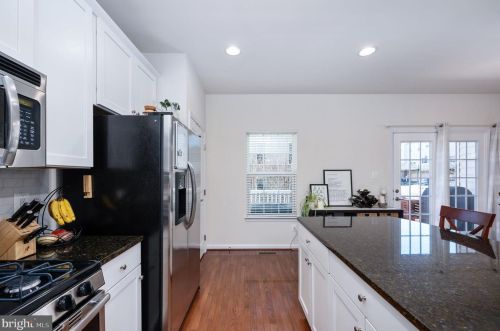 7009 Darbey Knoll Dr, Gainesville VA  20155-3634 exterior