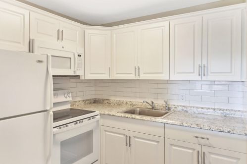 207 Chatham J, West Palm Beach, FL 33417-1832