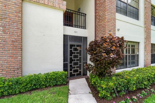 8049 Aberdeen Dr, Boynton Beach, FL 33472-2930